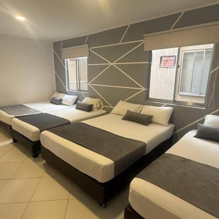 Hotel Villa Real, Medellin,Laureles,Estadio,Turismocolombia-fit - Habitación Cuádruple con baño privado - 3