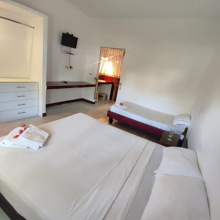 Kanus Ayangue - Triple Room - 2