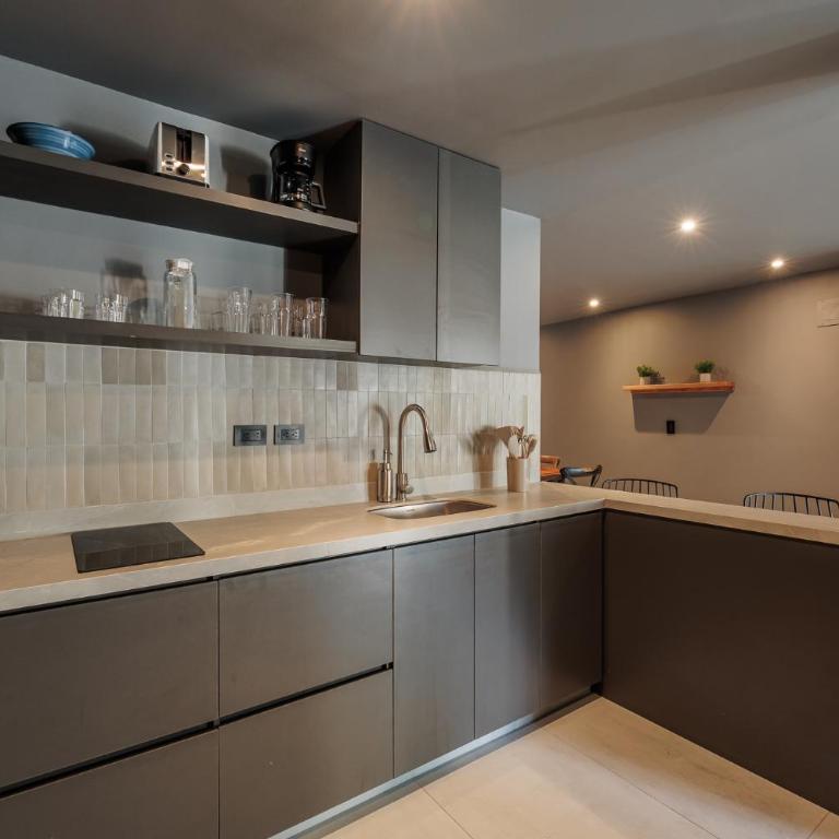 10th Street Three-Bedroom Jacuzzi & Billiard 201 - Three-Bedroom Apartment - 1