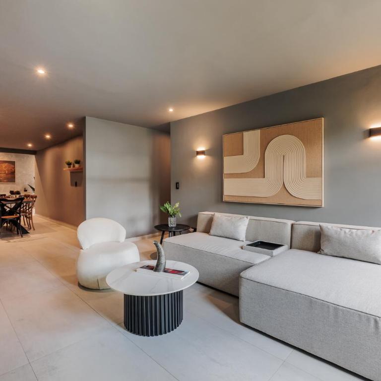 10th Street Three-Bedroom Jacuzzi & Billiard 201 - Three-Bedroom Apartment - 4