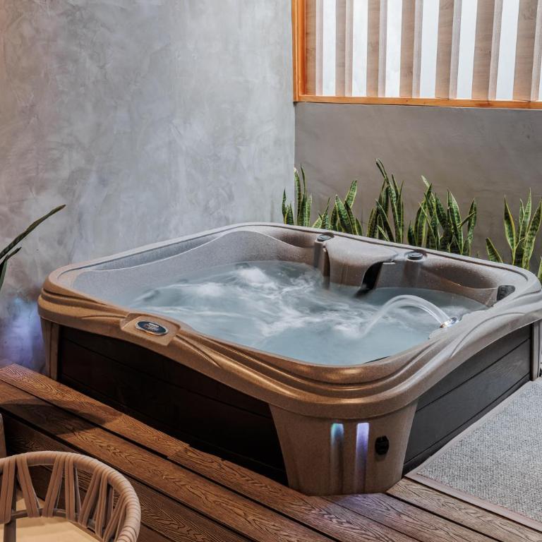 10th Street Three-Bedroom Jacuzzi & Billiard 201 - Three-Bedroom Apartment - 10