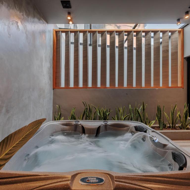 10th Street Three-Bedroom Jacuzzi & Billiard 201 - Three-Bedroom Apartment - 14