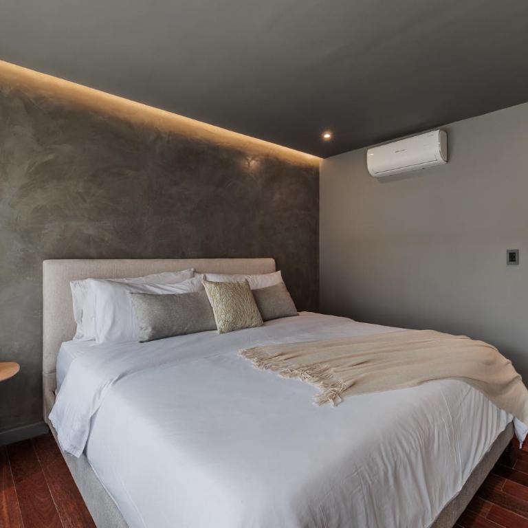 10th Street Three-Bedroom Jacuzzi & Billiard 201 - Three-Bedroom Apartment - 16
