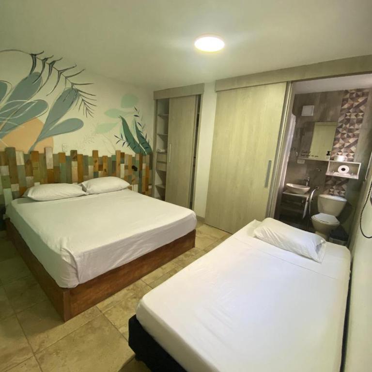 Tauro Black Suites Cerca al estadio Atanasio Girardot - Habitación Triple Básica con baño compartido - 1