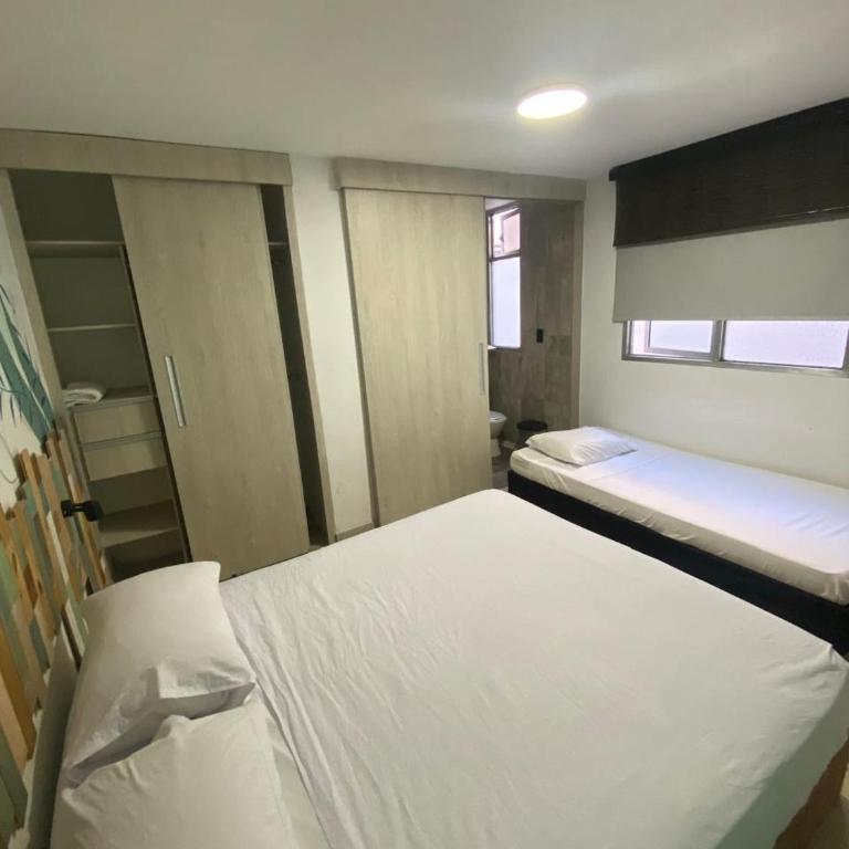 Tauro Black Suites Cerca al estadio Atanasio Girardot - Habitación Triple Básica con baño compartido - 3