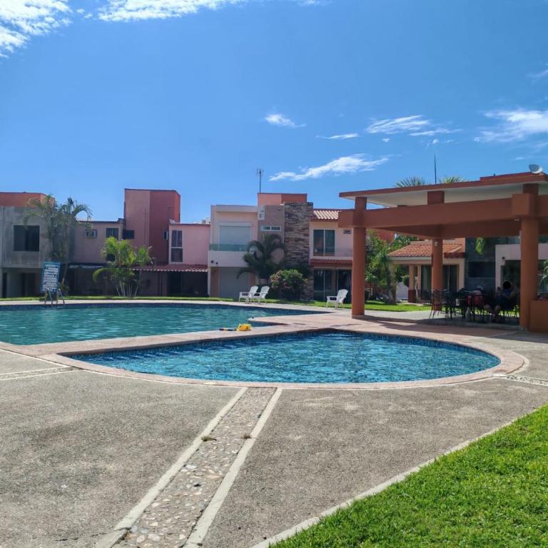 House with pool, near the beach - Casa con alberca, cerca de playa - Two-Bedroom House - 11