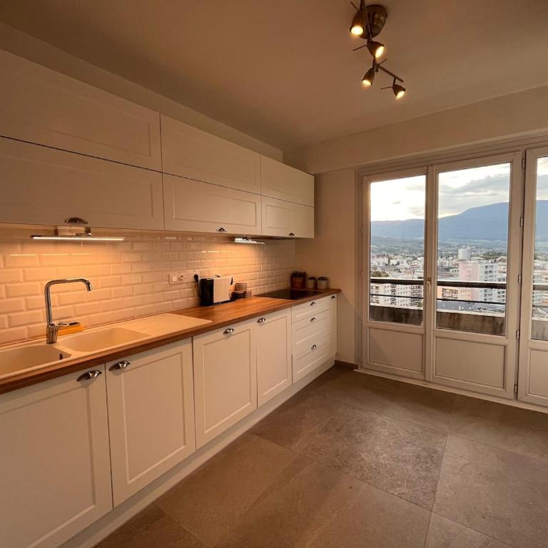 Newly renovated 12th floor central apartment 82m2 - Appartement 2 Chambres avec Balcon - 13