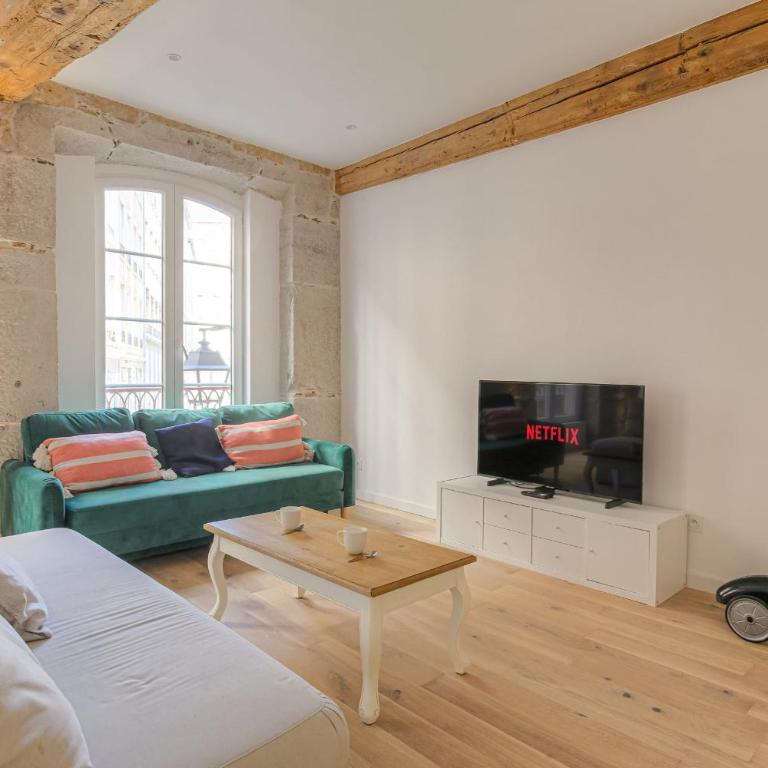 Charmant et Chaleureux à Hôtel de Ville - Apartment - 8