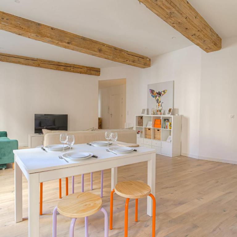 Charmant et Chaleureux à Hôtel de Ville - Apartment - 13