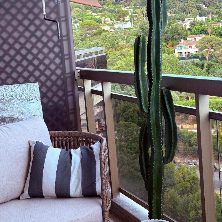 Stunning 3-Room with Panoramic Views Over Cannes - Appartement 2 Chambres - 13