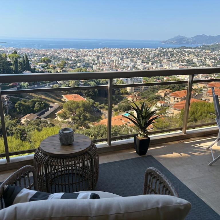 Stunning 3-Room with Panoramic Views Over Cannes - Appartement 2 Chambres - 17