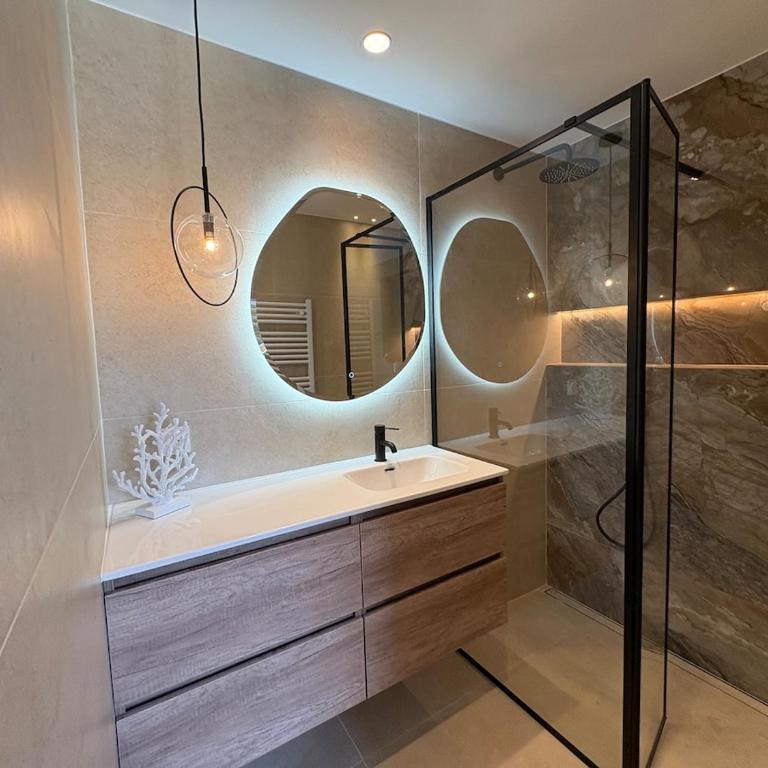 Stunning 3-Room with Panoramic Views Over Cannes - Appartement 2 Chambres - 34