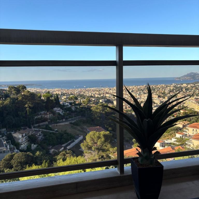 Stunning 3-Room with Panoramic Views Over Cannes - Appartement 2 Chambres - 35