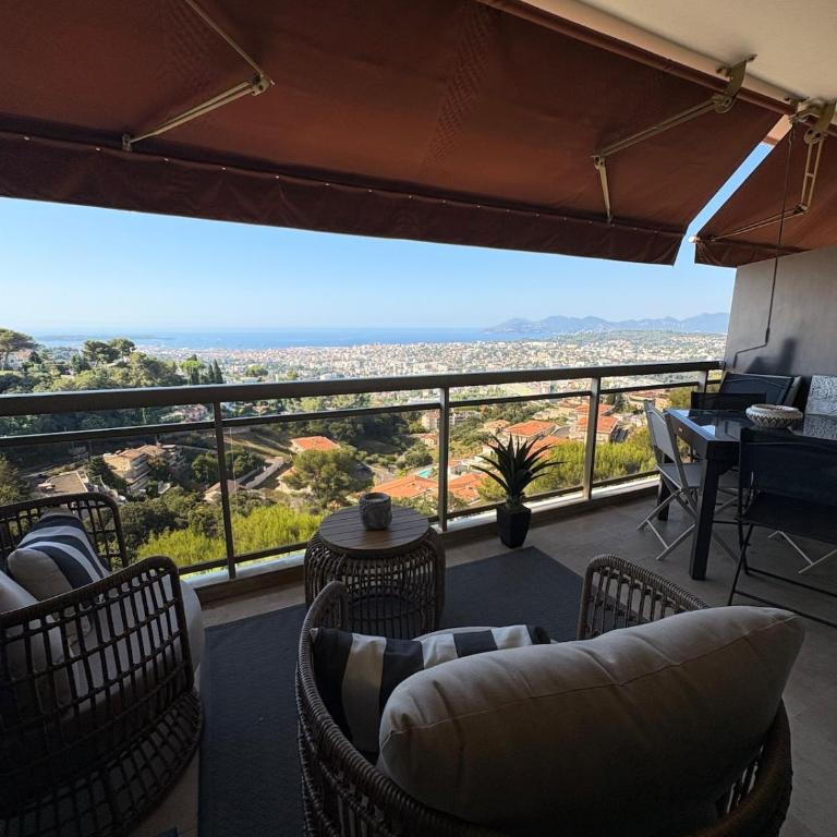Stunning 3-Room with Panoramic Views Over Cannes - Appartement 2 Chambres - 40
