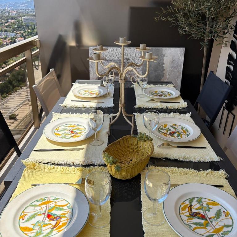 Stunning 3-Room with Panoramic Views Over Cannes - Appartement 2 Chambres - 46