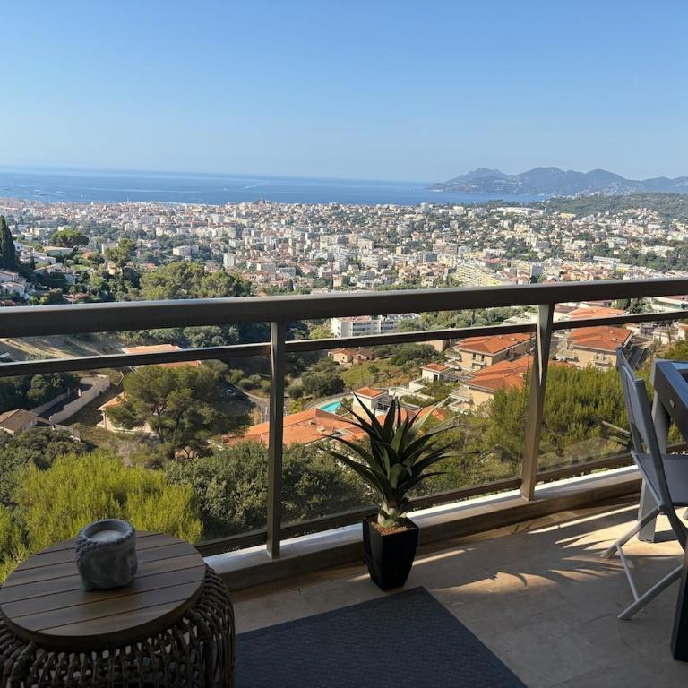 Stunning 3-Room with Panoramic Views Over Cannes - Appartement 2 Chambres - 55