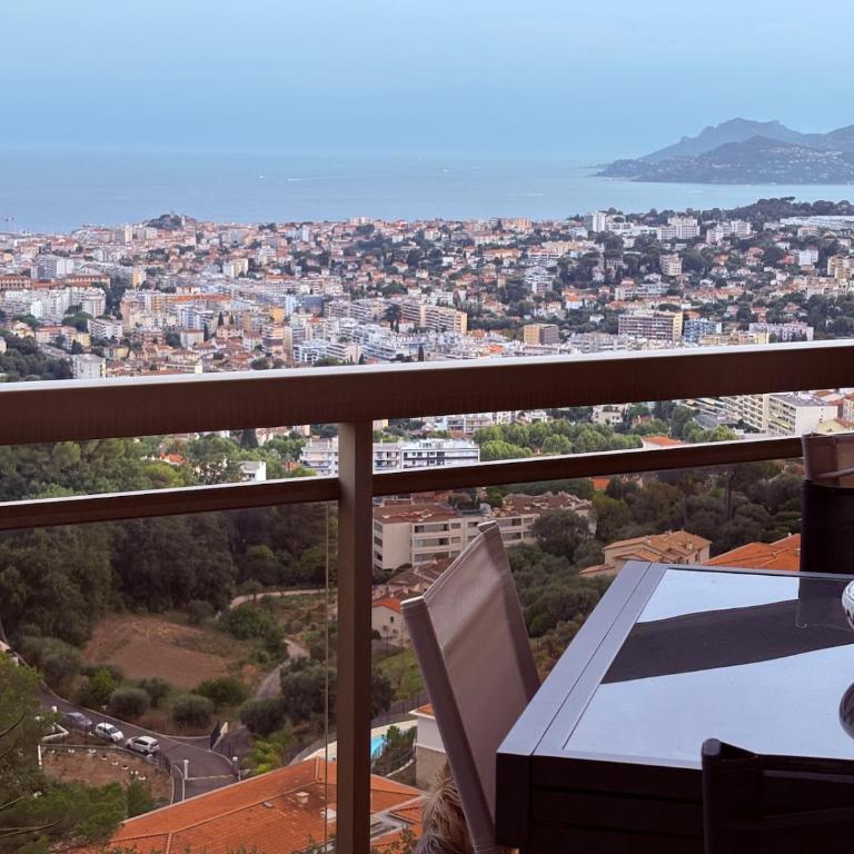 Stunning 3-Room with Panoramic Views Over Cannes - Appartement 2 Chambres - 61