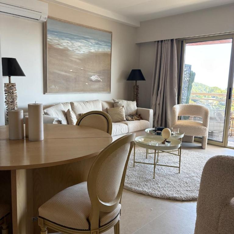 Stunning 3-Room with Panoramic Views Over Cannes - Appartement 2 Chambres - 65