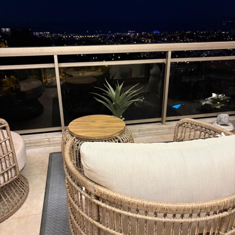 Stunning 3-Room with Panoramic Views Over Cannes - Appartement 2 Chambres - 67