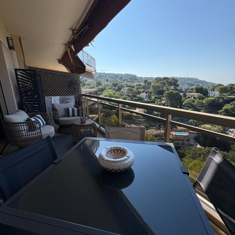 Stunning 3-Room with Panoramic Views Over Cannes - Appartement 2 Chambres - 68