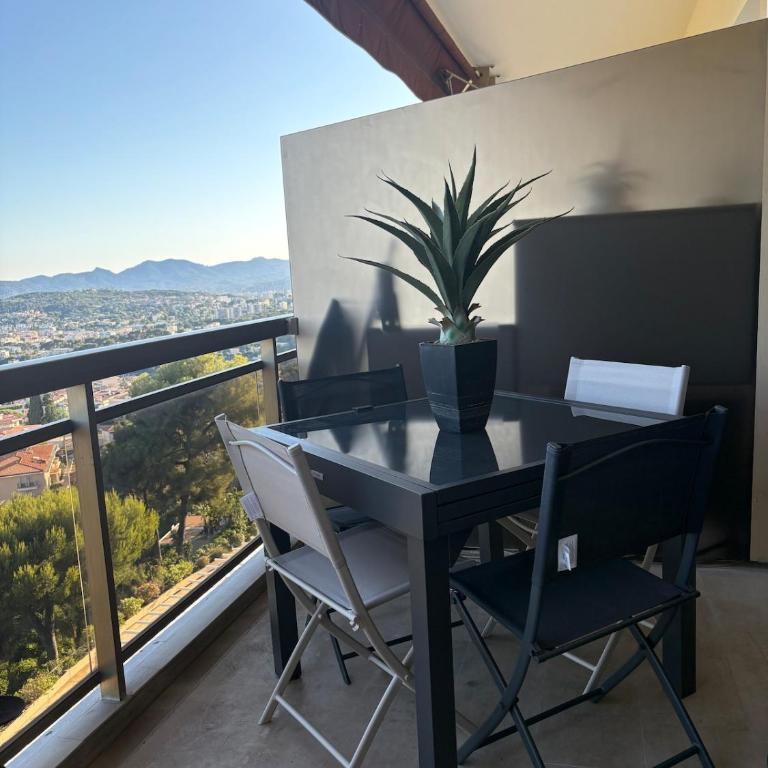 Stunning 3-Room with Panoramic Views Over Cannes - Appartement 2 Chambres - 69