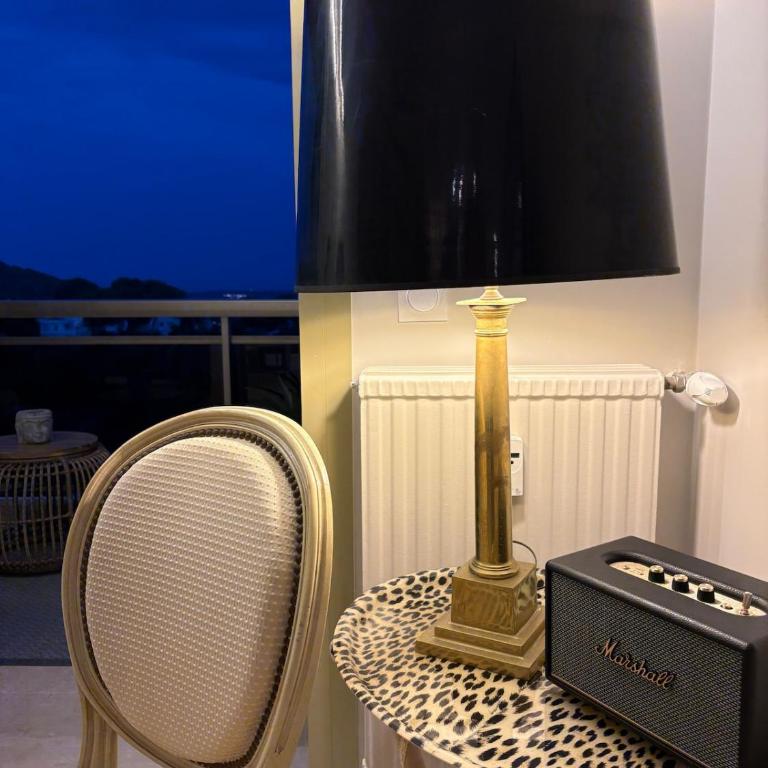 Stunning 3-Room with Panoramic Views Over Cannes - Appartement 2 Chambres - 71