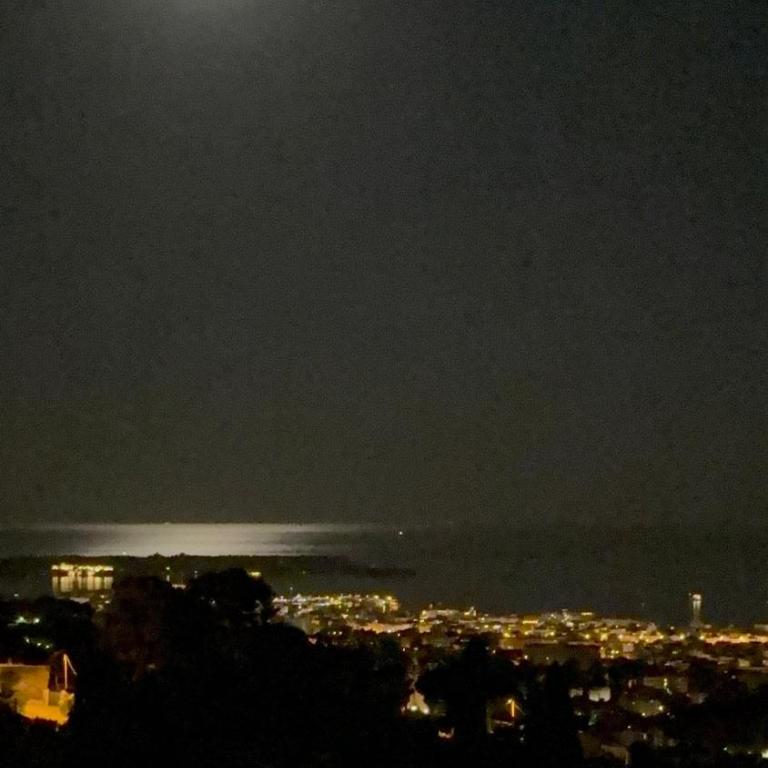 Stunning 3-Room with Panoramic Views Over Cannes - Appartement 2 Chambres - 72
