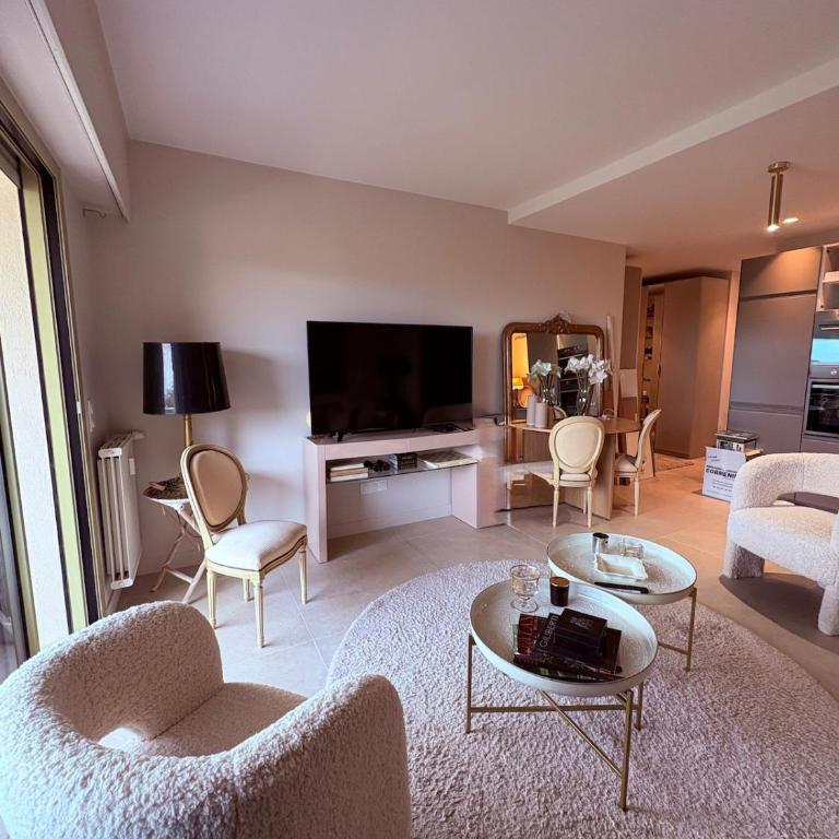 Stunning 3-Room with Panoramic Views Over Cannes - Appartement 2 Chambres - 78