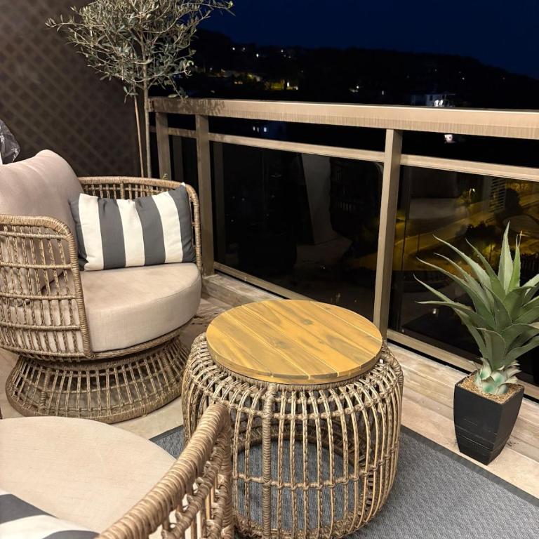 Stunning 3-Room with Panoramic Views Over Cannes - Appartement 2 Chambres - 79