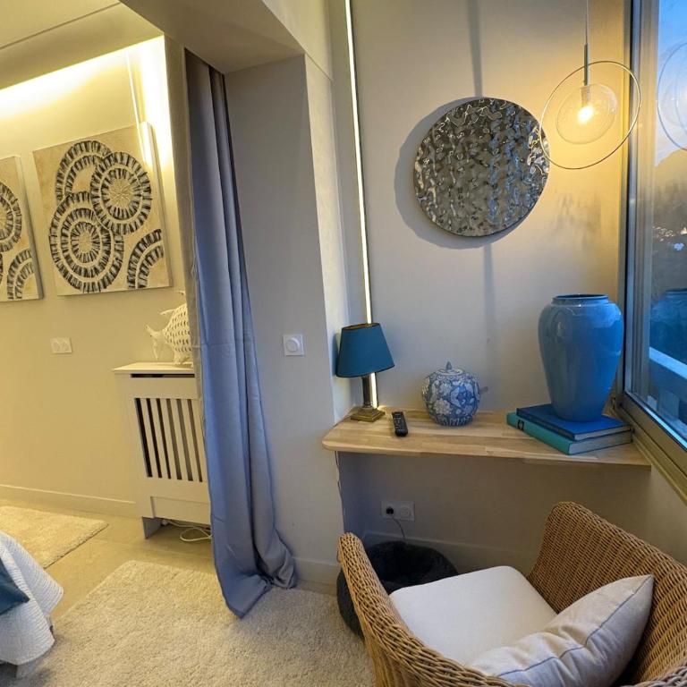 Stunning 3-Room with Panoramic Views Over Cannes - Appartement 2 Chambres - 81