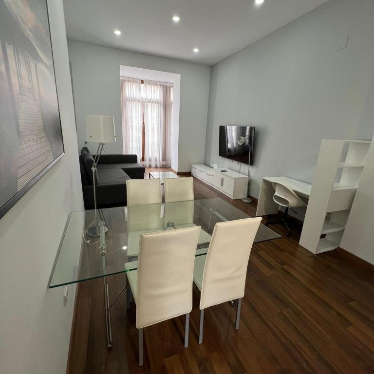 Apartment Plaza de la Merced - Two-Bedroom Deluxe Apartment with Balcony - 5
