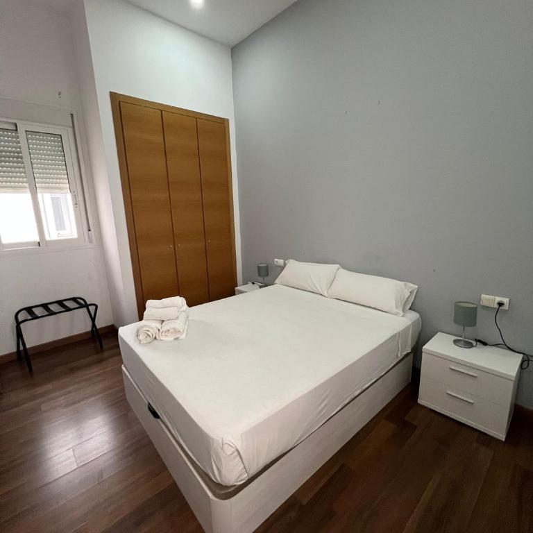 Apartment Plaza de la Merced - Two-Bedroom Deluxe Apartment with Balcony - 2