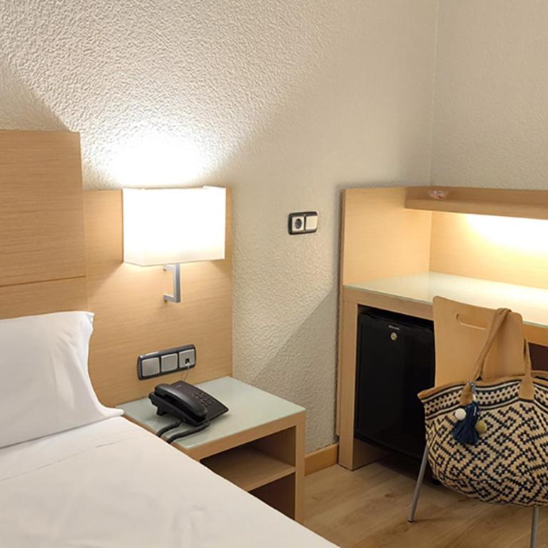 Hotel Condes de Haro - Habitación Doble con cama supletoria - 2 camas - 5