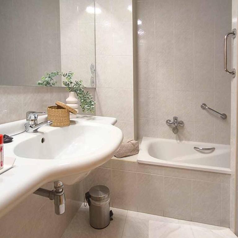 Hotel Condes de Haro - Habitación Doble con cama supletoria - 2 camas - 3
