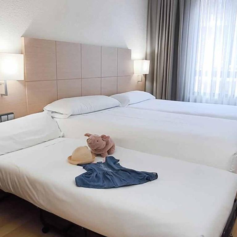 Hotel Condes de Haro - Habitación Doble con cama supletoria - 2 camas - 4
