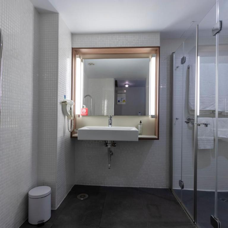 Travelodge Málaga Airport - Habitación Doble adaptada para personas con movilidad reducida - 12