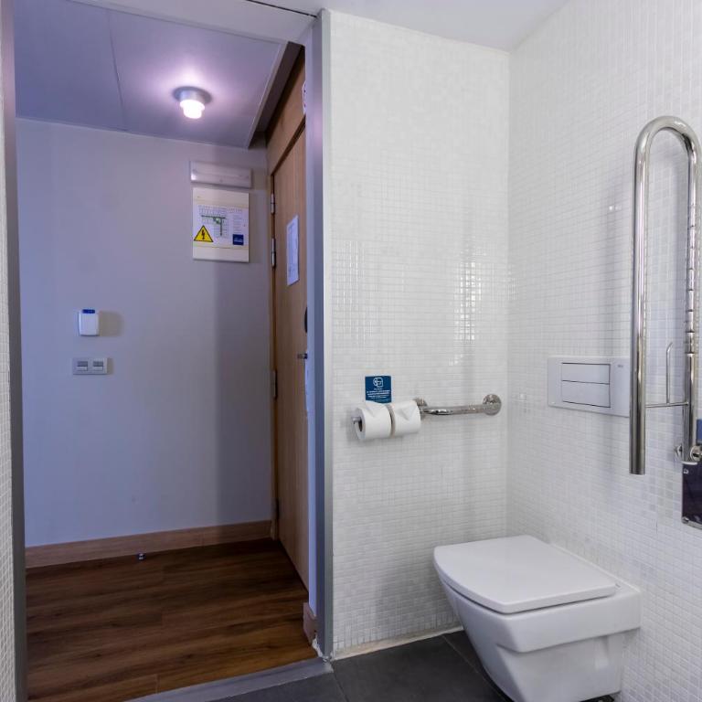 Travelodge Málaga Airport - Habitación Doble adaptada para personas con movilidad reducida - 11