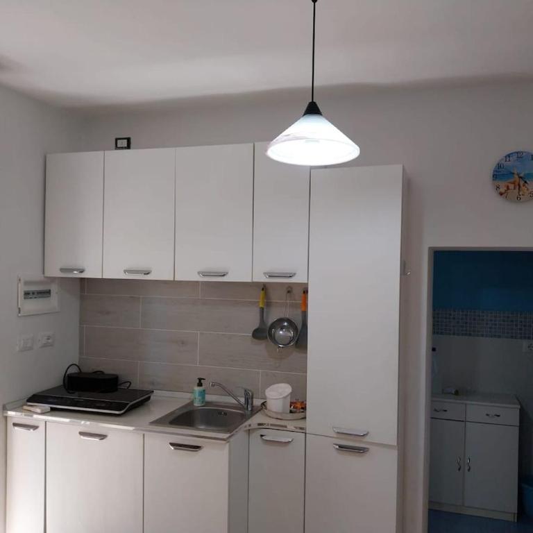 Monolocale frontemare - One-Bedroom Apartment - 5