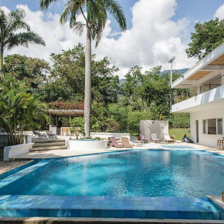 Exclusive house in Villeta - Casa de 4 dormitorios - 25