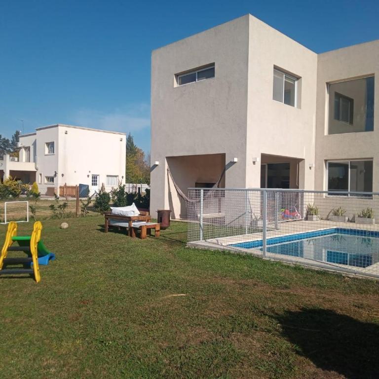 Casa con Pileta Los Arces Pilar - Three-Bedroom House - 1