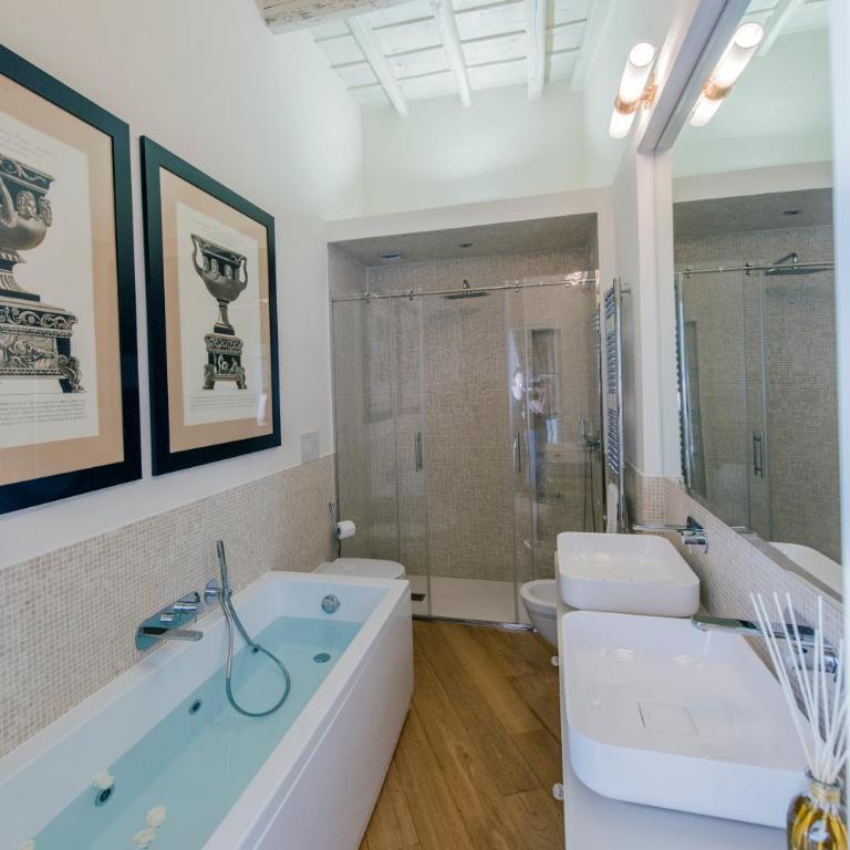 StarHome Pantheon - King Room with Spa Bath - 4