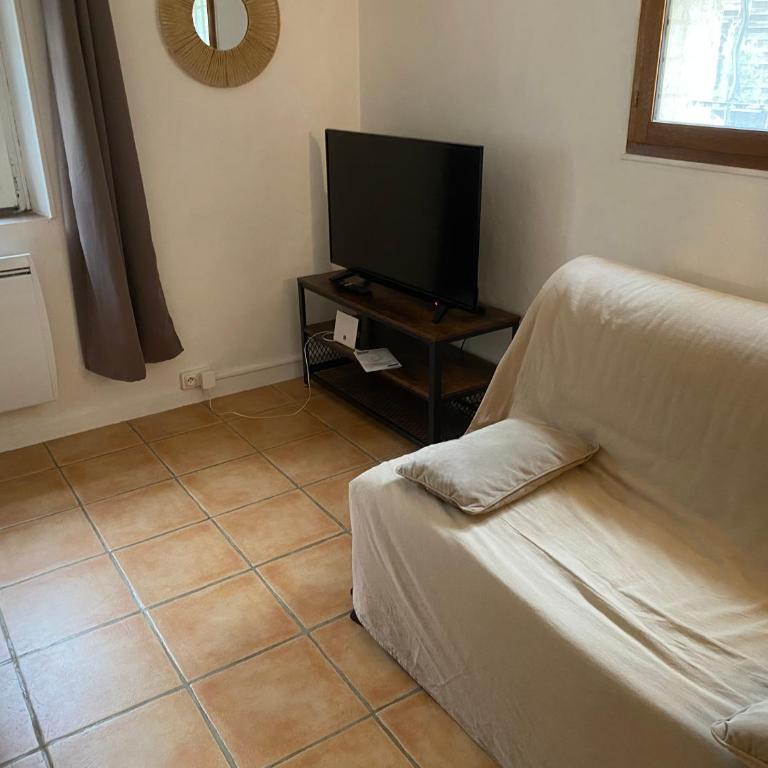 Bandol T3 RDJ Plage 5 mn à pied-Port 10 Mn-Parking - Appartement 2 Chambres - 17
