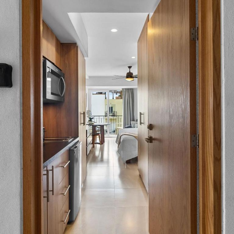 1BR • One block from the beach Pool and Jacuzzi - Deluxe Double Studio - 2
