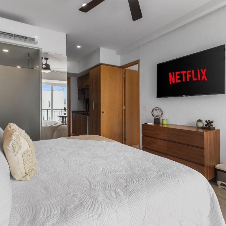 1BR • One block from the beach Pool and Jacuzzi - Deluxe Double Studio - 8