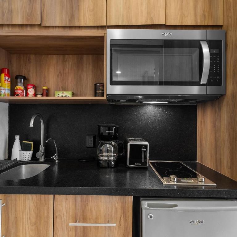 1BR • One block from the beach Pool and Jacuzzi - Deluxe Double Studio - 4