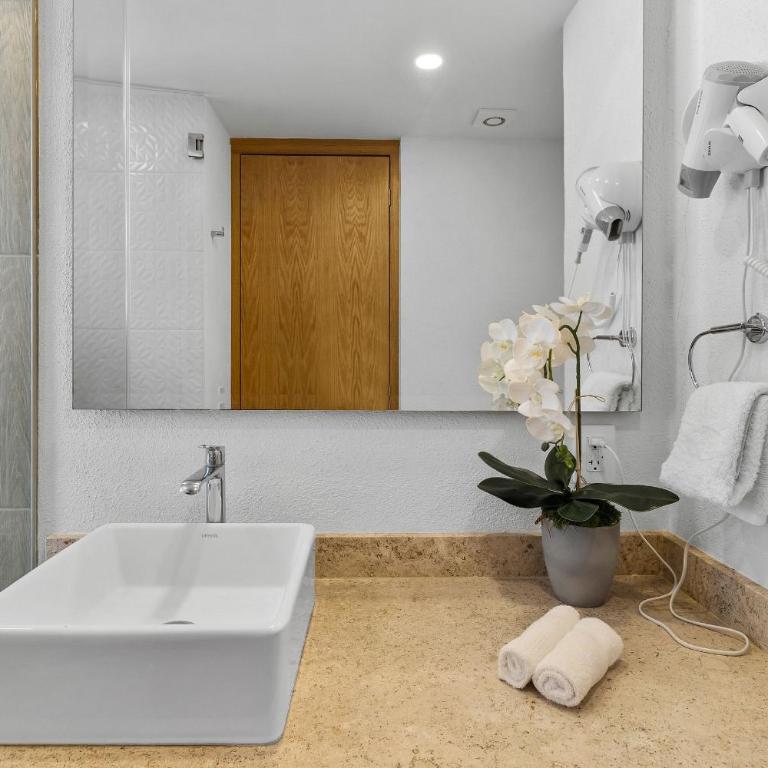 1BR • One block from the beach Pool and Jacuzzi - Deluxe Double Studio - 14