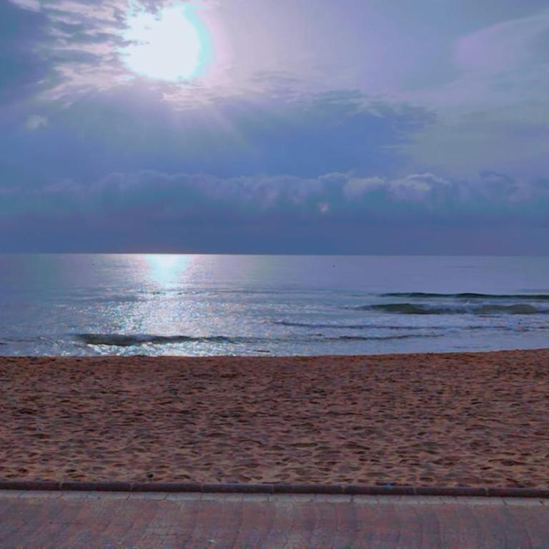 Apartamento reformado con terraza vistas al mar y a las piscinas de Magic World garaje y piscina frente a Balneario Aire acondicionadowifi - Apartamento de 2 dormitorios - 8