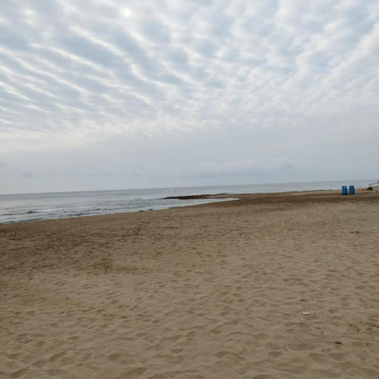 Apartamento reformado con terraza vistas al mar y a las piscinas de Magic World garaje y piscina frente a Balneario Aire acondicionadowifi - Apartamento de 2 dormitorios - 14