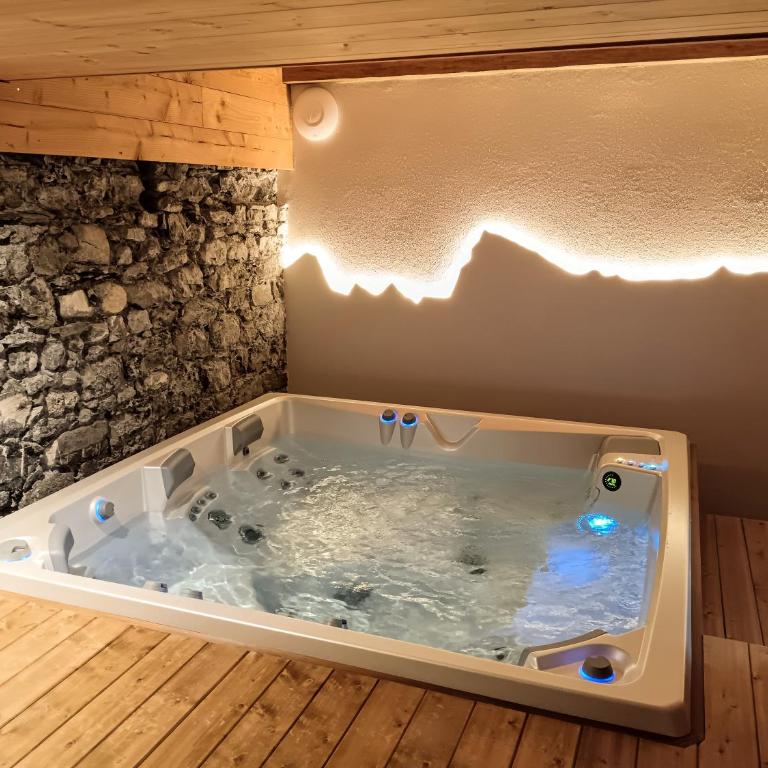 Chez Léon Jacuzzi et sauna - Three-Bedroom Apartment - 3