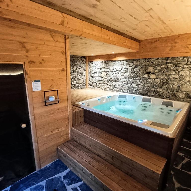 Chez Léon Jacuzzi et sauna - Three-Bedroom Apartment - 4
